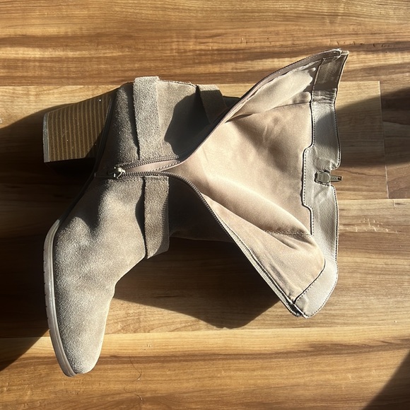 Easy Spirit Eskortina Mid Calf Boot - Tan Suede - 10W - Like New Worn Once! - Picture 4 of 6